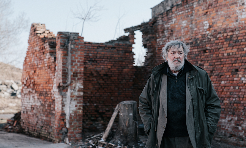 アウシュビッツの廃墟を背にしたエデク